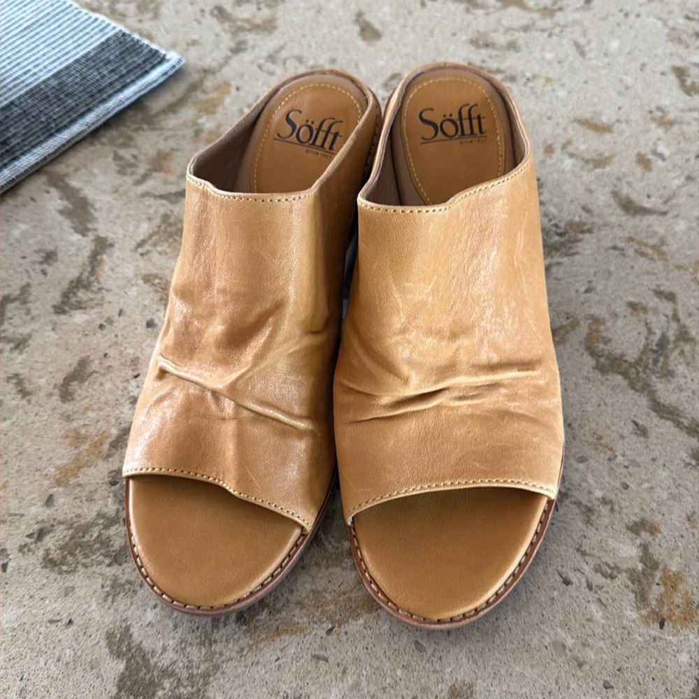 NWOT Sofft Strathmore Yellow Mule